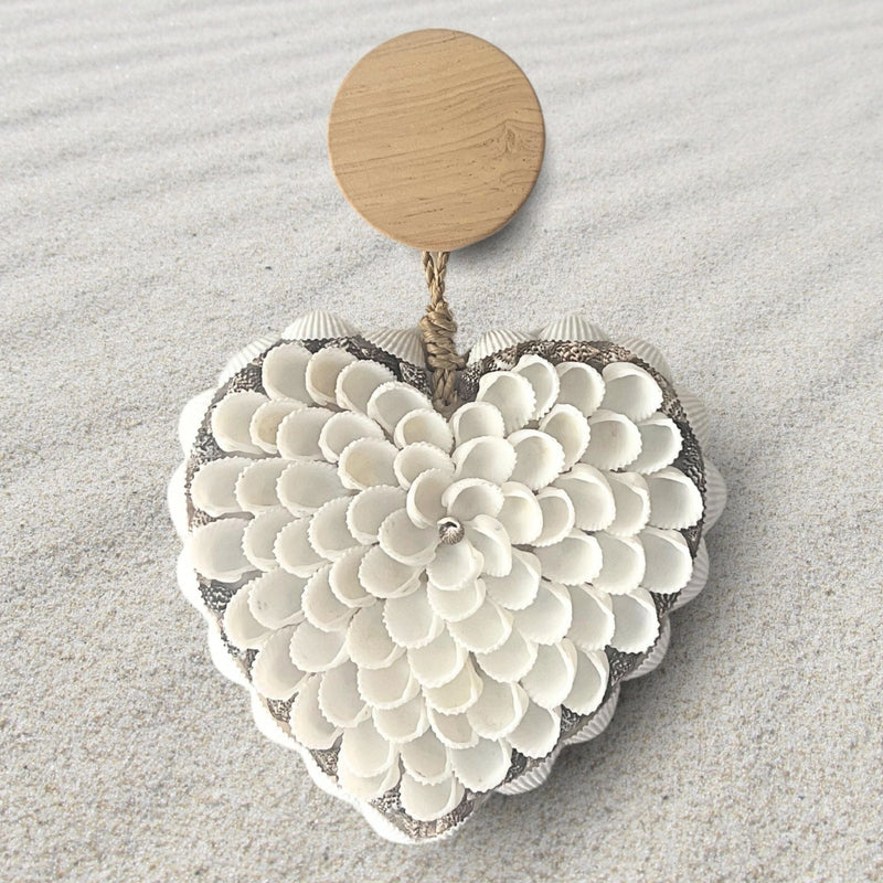 COASTAL HEART: Shell Decor