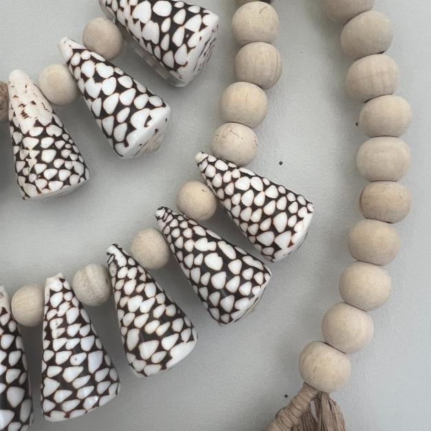 TAHITI SANDS : Shell and Raffia Wall Decor
